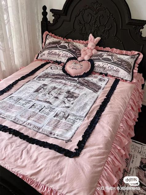 Coquette Goth Room, Pink Horror Room, Pink Gothic Bedroom, Cute Goth Bedroom, Draculaura Bedroom, Pink Gothic Room, Pink And Black Bedroom Aesthetic, Draculaura Room, Pink Goth Bedroom