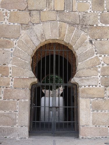 horseshoe arch gateway to the Alcazaba, Trujillo Horse Shoe Arch, Horseshoe Arch, Amazing Gates, Fab 5, Main Squeeze, Architecture Interior Design, Photo L, Architecture Interior, Architecture Model