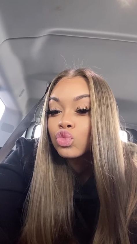 Stile Kylie Jenner, Hair Color Pictures, Honey Brown Hair, Dyed Natural Hair, Honey Blonde Hair, Pretty Hair Color, Light Hair Color, Hair Inspiration Color, Baddie Hairstyles