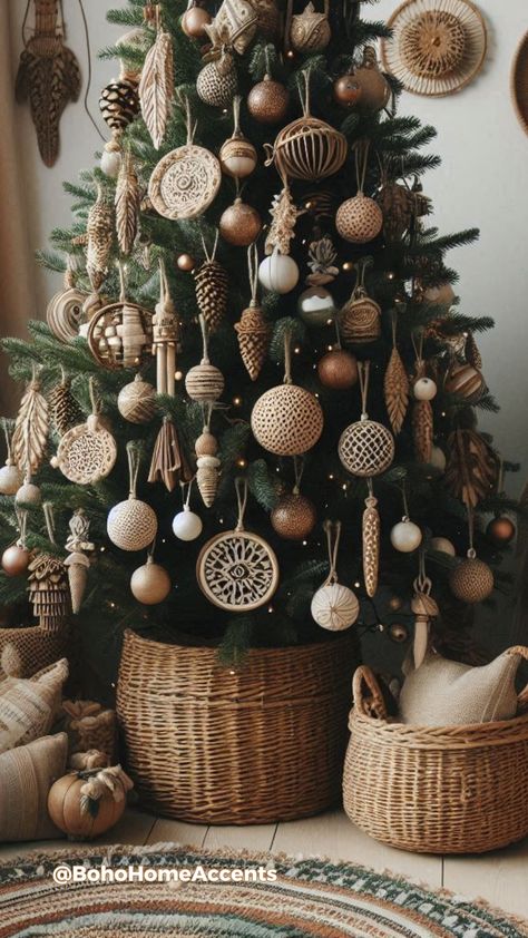 Boho Rustic Christmas Tree, Modern Boho Christmas Tree Ideas, Neutral Boho Christmas Tree, Boho Winter Decor Living Rooms, Earth Tones Christmas Decor, Boho White Christmas Tree, Western Boho Christmas Tree, Boho Chic Christmas Decor, Terracotta Christmas Decor