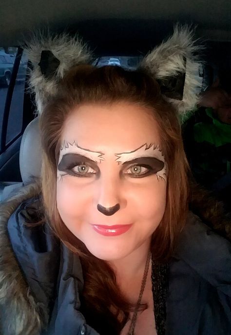 Badger Face Paint, Raccoon Makeup Halloween, Racoon Face Paint, Raccoon Eyes Makeup, Raccoon Face Paint, Racoon Makeup, Raccoon Makeup, Eye Makeup Halloween, Face Makeup Halloween