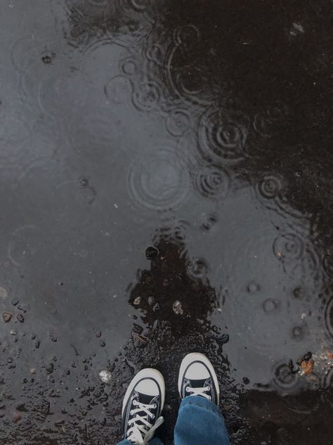 Perfect raindrops in a small pond and converse? Rainy Day Pictures, Weather Photography, Aesthetic Rain, Rainy Wallpaper, Rainy Day Aesthetic, Small Pond, Beautiful Wallpapers For Iphone, Foggy Forest, Walking In The Rain