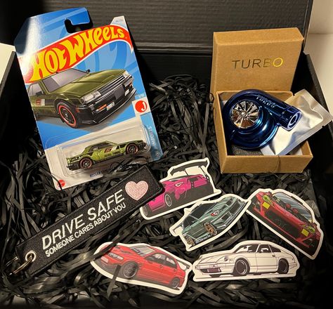 Looking for a unique gift for a car lover? We have the perfect gift box for you! Whether for a birthday, Christmas or Valentine's Day, this gift box is ideal to offer at the best price! ✨ This gift box contains a superb selection of products, perfect to delight any car fan. 🎁 What's in the box ? In this box you will find a JDM Hotwheels (I promise it's a beautiful one he's gonna love), an air freshener (you have the choice between the Turbo or the Nos), a unique jet tag for keys and several car What Do You Buy Your Boyfriend For His Birthday, Hotwheels Gift For Boyfriend, Car Basket Gift Ideas For Boyfriend, Unique Boyfriend Christmas Gifts, Best Boyfriend Birthday Gifts, Gifts For Boyfriend Car Lover, Gifts For Fathers Birthday, Boyfriend Basket Ideas For Him, Gifts For Car Boyfriend