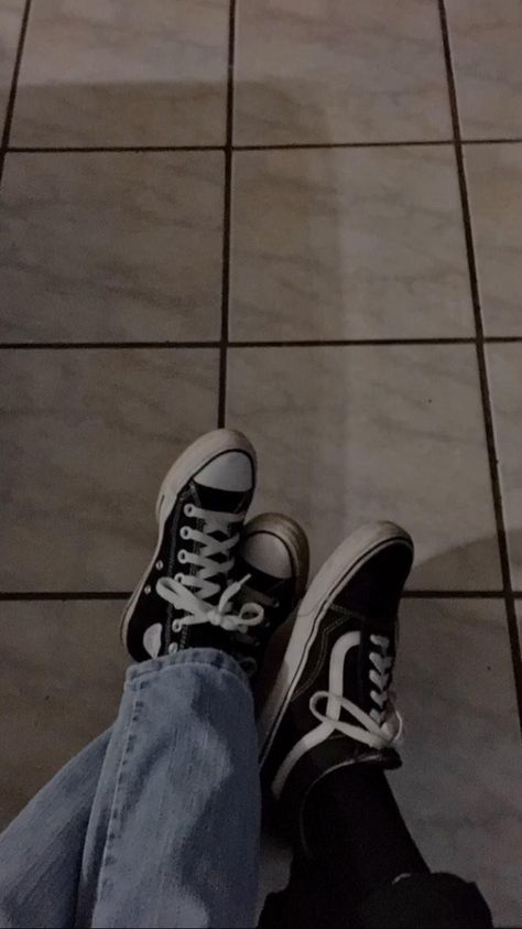 Couple Shoes Pictures, Boyfriend Hair, Vans Aesthetic, Asthetic Picture White And Black, Converse Aesthetic, Vans Girl, Tenis Vans, Cute Couple Dp, Girls Converse