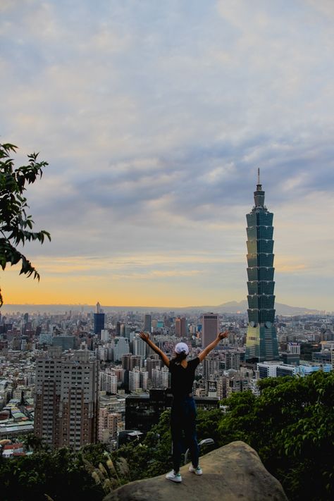 Elephant Mountain Taipei, Taiwan Photography, Taipei Travel, Taipei Taiwan, Travel Pictures Poses, Taiwan Travel, Taipei, Travel Inspo, Southeast Asia