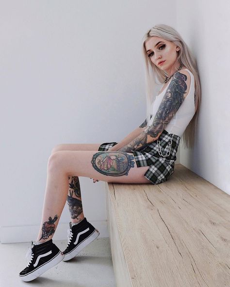 Kimberry Behets on Instagram: “*sorry I’m so late to the new year party* I see every year of my life as a new chapter with a new lesson. I want to truly live this life…” Tattoo Fixers, Tattoo Trend, Tattoed Women, Tattoo Girls, Tattoed Girls, Hot Tattoos, New Year Party