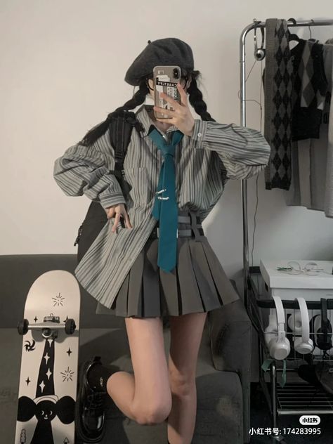 Blue Combo Outfit, Striped Shirt Outfit Aesthetic, Outfits With Berets, Black Beret Outfit, Beret Outfit Street Style, Outfit With Beret, Beret Hat Outfit, Outfit Inspo Korean, Gray Shirt Outfit