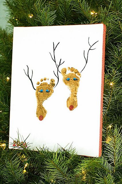 Christmas card. This is the cutest Christmas card with your babies feet. "Mistletoes" Deer Craft, Toddler Craft, Christmas Activity, Deer Christmas, Craft Christmas, Groundhog Day, Deer Antler, Noel Christmas, Christmas Wall