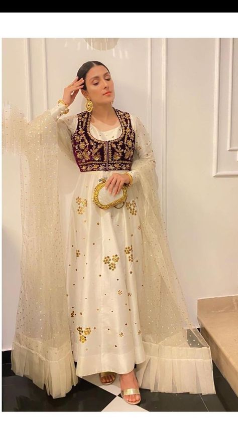 Suzuki Bikes, Pakistani Fancy Dresses, Beautiful Pakistani Dresses, Indian Dresses Traditional, Fancy Dresses Long, Traditional Indian Outfits, Dress Design Patterns, Afghan Dresses, Everyday Fashion Outfits