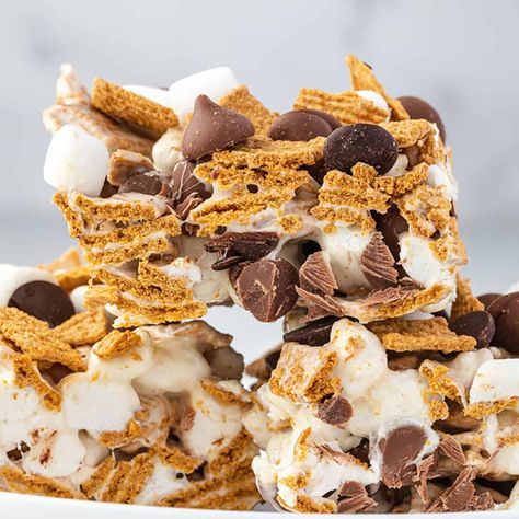 Smores Bars Football Sunday Recipes, Smores Desserts, Smores Bars, Marshmallow Recipes, Campfire Snacks, Salty Marshmallow, Golden Grahams, Milk Chocolate Candy, Sunday Recipes