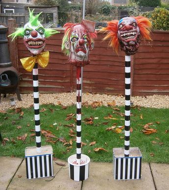 Shivers of Delight: Spooky Carnival in the Yard Scary Halloween Decorations Outdoor Diy, Clowns Halloween Decorations, Diy Halloween Dekoration, Fun Diy Halloween Decorations, Scary Halloween Decorations Outdoor, Creepy Carnival, Halloween Circus, Halloween Decor Diy, Image Halloween