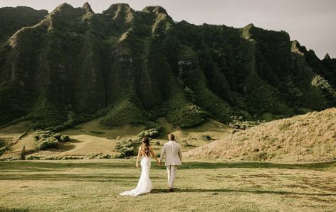 Chill Couple, Island Wedding Dresses, Beach Wedding Pics, Hawaii Mountains, Hawaii Beach Wedding, Vacation Hawaii, Kualoa Ranch, Hawaii Elopement, Oahu Wedding