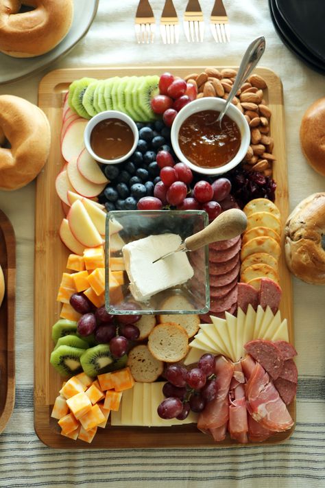 Bagel Board, Bagel Brunch, Brunch Board, Kiwi Recipes, Snack Boards, Cheese And Fruit, Shrimp Salad Recipes, Food Boards, Appetizer Ideas