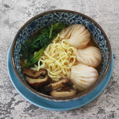 Miso ramen with shrimp wonton and shiitake Miso Wonton Soup, Ramen With Shrimp, Bbq Pasta, Japanese Miso Soup, Fried Pasta, Shrimp Wonton, Vietnamese Soup, Ginger Pork, Miso Ramen