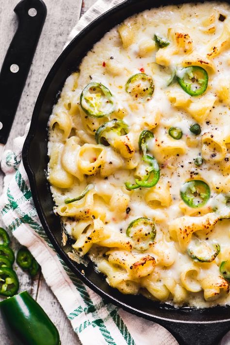 Pepper Jack Mac is a spicy pepper jack macaroni and cheese recipe studded with plenty of fresh jalapeños ~ think you can handle it? #macaroniandcheese #pasta #jalapeños #dinner #comfortfood #cheese #bakedmacaroniandcheese #jalapeñomacaroniandcheese Pepperjack Mac And Cheese, Monterey Jack Cheese Recipes, Pepper Jack Mac And Cheese, Spicy Macaroni, Jalapeno Mac And Cheese, Spicy Mac And Cheese, Macaroni And Cheese Recipe, Stuffed Jalapenos With Bacon, Macaroni N Cheese Recipe