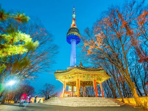 Hermosa arquitectura edificio n torre de... | Free Photo #Freepik #freephoto #viajes #ciudad #edificio #montana Korea Pictures, Seoul Attractions, N Seoul Tower, Seoraksan National Park, Seoul Tower, Namsan Tower, Great Architecture, Best Ski Resorts, Destination Photography