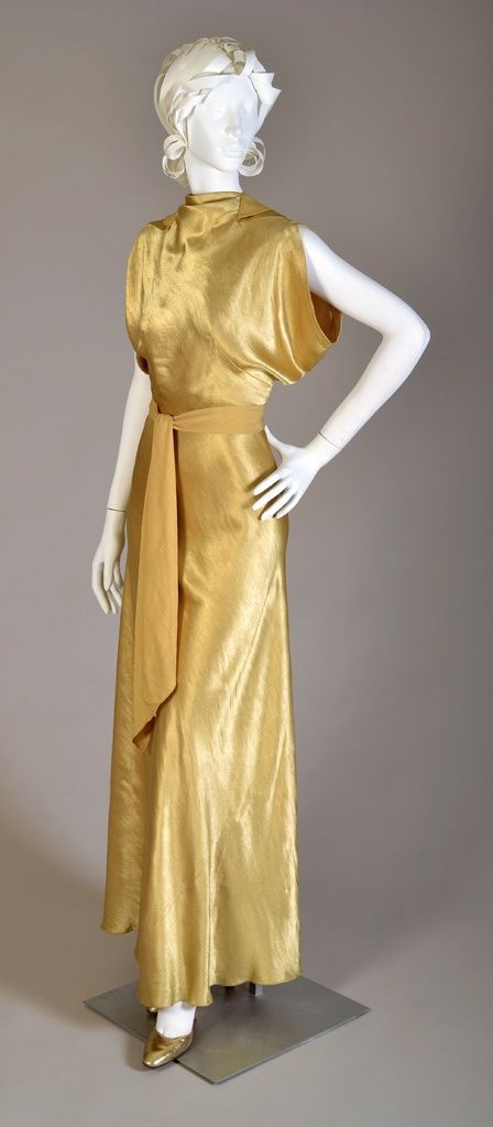 Loving this dress 1930's inspired Gown Jacket, 1930's Dresses, 1930 Fashion, 30s Fashion, Retro Mode, 1930s Fashion, Vintage Gowns, Vintage Couture, Hollywood Glam