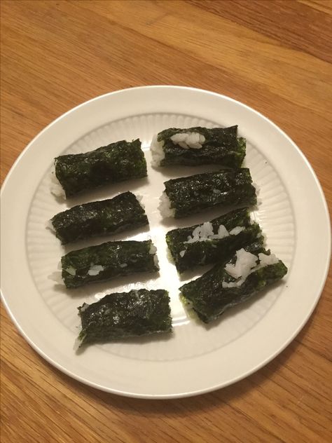 Tried to make something with dry packaged seaweed and some rice ~~ Seaweed Aesthetic Food, Seaweed With Rice, Rice With Seaweed, Seaweed And Rice, Food Flicks, Rice And Seaweed, Rice Seaweed, Seaweed Chips, Seaweed Rice