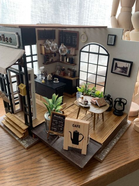 Miniature Home Models, Dollhouse Coffee Shop, Mini House Diorama, Rolife Miniature Display, Miniature Interior Design, Minatures House, Model Houses Miniatures, Cafe Diorama, House Maquette