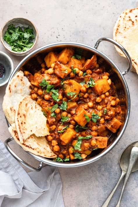 Chickpea And Potato Recipes, Vegan Recipes Potato, Vegan Potato Dinner, Potato And Chickpea Curry, Curry Potatoes, Vegan Curries, Vegetable Curry Recipe, Cauliflower And Chickpea Curry, Vegan Potato Recipes