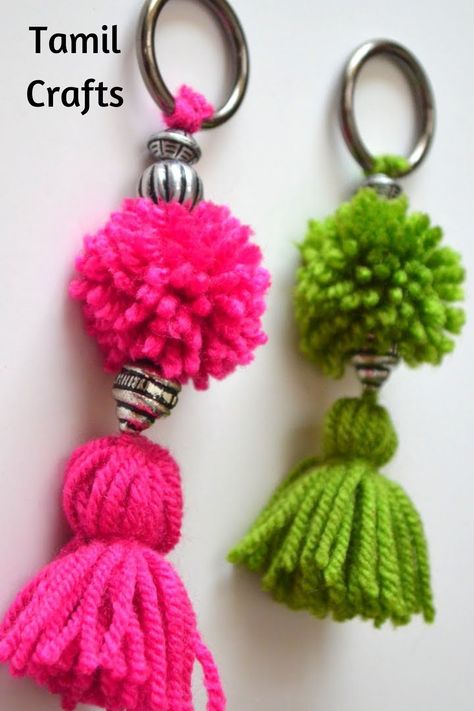 Pom Pom Keychain Diy, Thread Keychain, Tassel Keychain Diy, Pompom Crafts, Keychain Crafts, Woolen Craft, Keychain Making, Pom Keychain, Keychain Craft