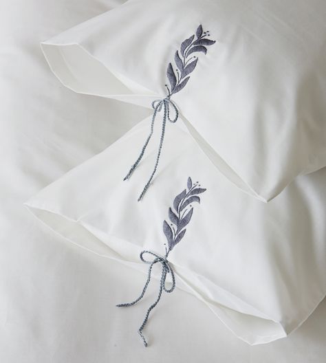 Howard Zinn, Bed Cover Design, Embroidered Bedding, Diy Embroidery Patterns, Handmade Embroidery Designs, Hand Embroidery Projects, Pola Sulam, Creative Embroidery, Embroidery On Clothes