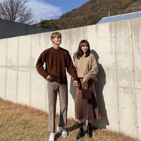 Matching Autumn Outfits, Earth Tone Couple Outfits, Couple Brown Outfit, Autumn Couple Photoshoot Outfits, Autumn Couple Outfit, Couple Autumn Outfit, Couple Outfits Autumn, Couple Outfits Matching Casual, Matchy Outfit Couple