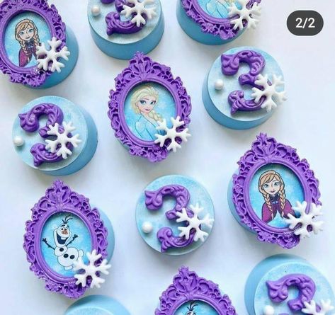 Disney Frozen Treats, Frozen Theme Cupcakes, Frozen Dessert Table, Candy Bar Frozen, Frozen Theme Party Decorations, Frozen Fondant, Cupcakes Frozen, Frozen Cake Pops, Frozen Cupcakes