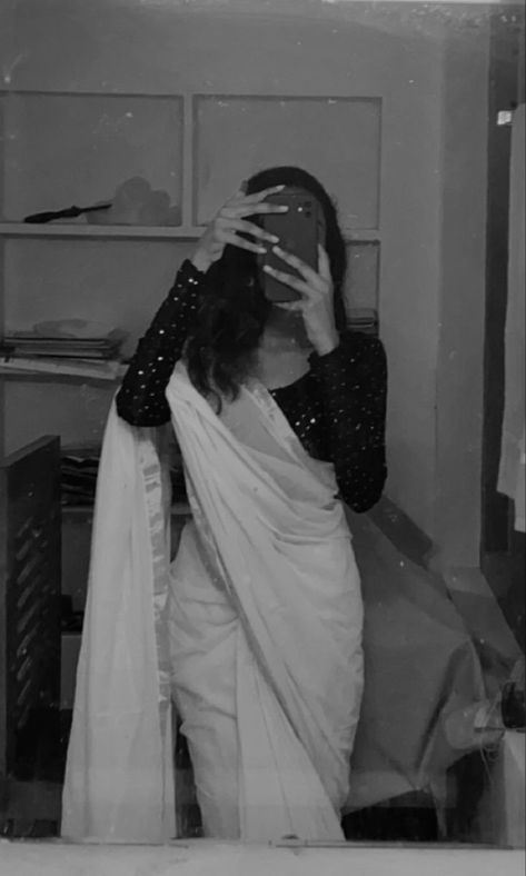 Saree Mirror Selfie Poses, Saree Aesthetic Photoshoot, Divorce Celebration, Saree Pic, Saree Poses, Mirror Selfie Poses, Self Portrait Poses, Women Photography, Stylish Photo Pose