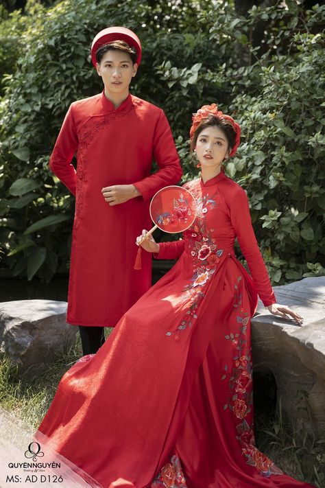 Vietnamese Wedding Photography, Asian Gowns, Traditional Vietnamese Wedding, Vietnamese Wedding Dress, Chinese Wedding Dress Traditional, Vietnam Wedding, Vietnamese Clothing, Vietnamese History, Asian Style Dress