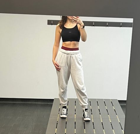 Converse Gym Outfit Woman, Sweatpants Gym Outfit Women, Weight Lifting Outfits, Girls Gym Outfit, Sweatpants Gym Outfit, Cardio Outfit, Girls Gym Wear, Aesthetic Gym Outfits, Converse Gym Outfit