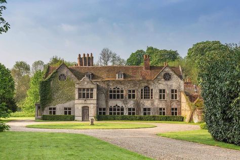 Royally famous: Daniel Craig, Kate Winslet and Benedict Cumberbatch have all filmed on location at listed manor in Henley with royal links Classic House Plans, Quantum Of Solace, Georgian Style Homes, English Houses, English Architecture, English Manor Houses, Henley On Thames, Castles In England, Unusual Homes