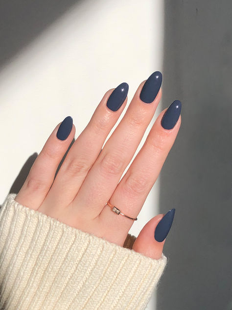 Winter is not the same without a dark blue nail shade. Nail Paint Shades, Plain Nails, Hello Nails, October Nails, Nagel Tips, Smink Inspiration, Simple Gel Nails, Casual Nails, Classy Acrylic Nails