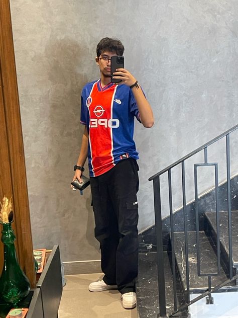 vintage football soccer outfit jersey psg black cargo pants oversized Oversized Soccer Jersey Outfit, Soccer Jersey Outfit Men, Soccer Jersey Outfit, Outfit Jersey, Jersey Fashion, Soccer Outfit, Jersey Outfit, Black Cargo Pants, Vintage Football