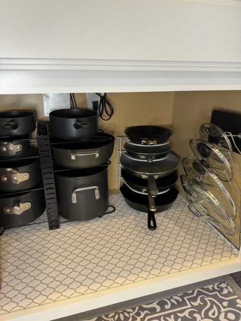 Tired of digging through stacked pots and pans every time you cook? Let us show you how to organize your pots, pans, and lids in a cabinet! Kitchen Pans Organization, Organize Pots And Pans, Pot Lid Storage, Stacked Pots, Cookware Organization, Under Kitchen Sink Organization, Kitchen Countertop Decor, Pot And Pans Organization, Pot Organization