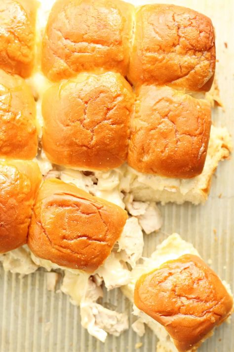 Alabama Chicken Sliders--chopped chicken drizzled with Alabama white barbecue sauce piled on top of rolls and topped with melty cheese. These are addicting! Alabama Chicken, Chicken Monterey, White Barbecue Sauce, Alabama White Sauce, Slider Rolls, Cheese Sliders, Chicken Sliders, Melty Cheese, Slider Recipes