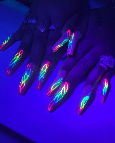 Neons 😮‍💨 💅🏽✨ #kreationsbykiki #nails #ncnails #durhamnails #muvauni #kbkacrylic #kbkonline Hot Pink And Neon Green Nails, Neon Green Nails, Green Nails, Neon Green, Pink Nails, Hot Pink, Neon, Nails, Green