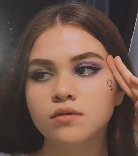 feminist makeup Feminist Makeup, Makeup Social, Girl Power Art, Makeup Tut, Make Up Inspo, Model Poses Photography, Makeup Eyeliner, Creative Makeup, Girls Makeup