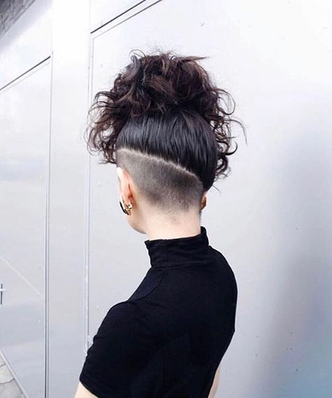 SYMMETRICAL UNDERCUT Thanks @saraurb 😍💯🖤 #BuzzCutFeed #360Undercut #Undercut #Undercuts #Hair #ShavedNape #NapeShave #NapeBuzz Undercut Curly Hair, Undercut Long Hair, Half Shaved Hair, Shaved Side Hairstyles, Only Aesthetic, Undercut Women, Short Hair Undercut, Undercut Hairstyles, Shaved Hair