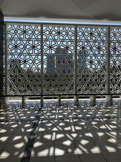 Mashrabiya Architecture, Interior Masjid, Mosque Architecture, Decorative Screens, Modern Pattern, Modern Architecture, Industrial Design, Spa, Screen