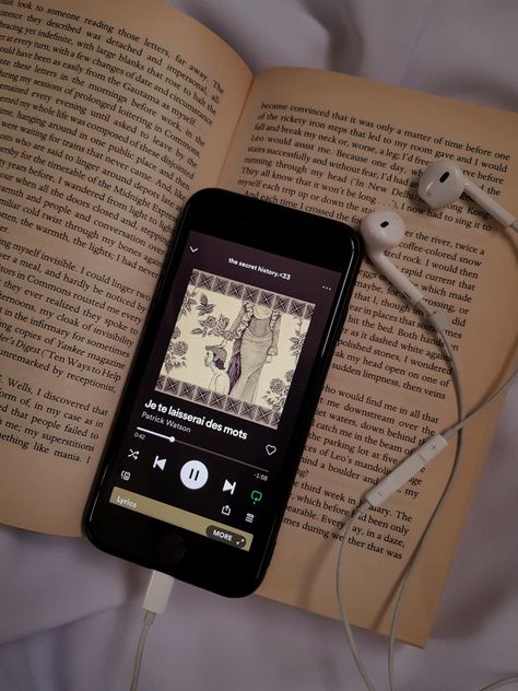 the secret history book with music Listening Songs Aesthetic, Listening To Songs Aesthetic, Reading With Music, Song Listening Aesthetic, Aesthetic Listening To Music Pictures, Aesthetic Listening To Music, Listening To Audiobooks Aesthetic, Listening Music Aesthetic, Listen To Music Aesthetic