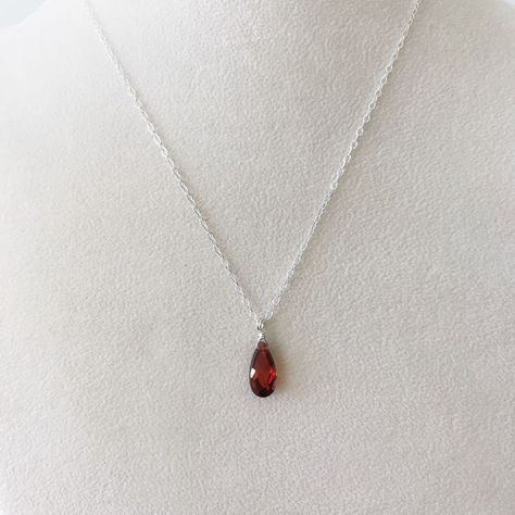 Emerald Sustrai, Red Pendant, Zirconia Necklace, Cubic Zirconia Necklace, Jewelry Accessories Ideas, Garnet Pendant, Garnet Necklace, Dope Jewelry, Garnet Jewelry