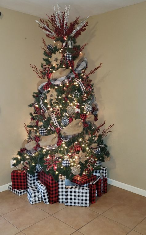 Buffalo Checked Christmas Tree, Christmas Trees Plaid, Buffalo Red Plaid Christmas Tree, Burlap Tree Decorations, Black White And Red Christmas Tree, Red And Black Buffalo Plaid Christmas, Rustic Farmhouse Christmas Tree Ideas, Christmas Tree Buffalo Check, Red Plaid Christmas Tree