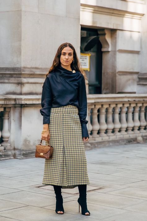 Say Hello to the Best Street Style at London Fashion Week 2020 Street Style, London Fashion Week Street Style, Reportage Photography, The Best Street Style, Influencers Fashion, Spring Street Style, Best Street Style, Winter Outfits For Work, Midi Skirts