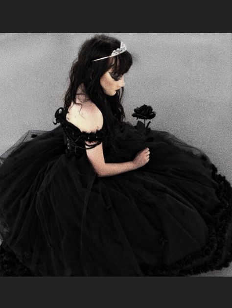 Ballgown Drawing, Goth Ballgown, Prom Dresses Gothic, Gothic Prom Dress, Gothic Gowns, Gothic Flowers, Prom Dress Inspo, Matric Dance, Prom Ball Gown