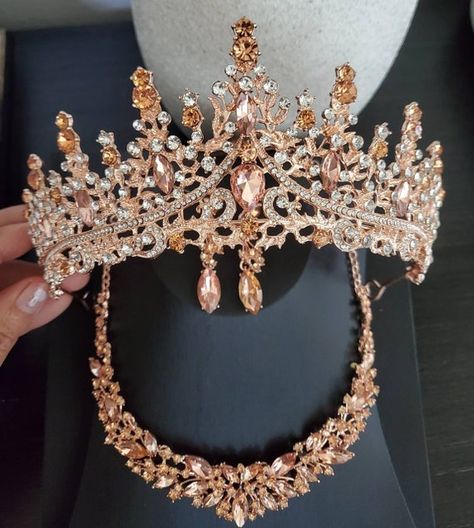 Jewelry Design Necklace Gold, Rose Gold Quinceanera Theme, Necklace Gold Indian, Gold Quinceanera Theme, Pink Quince Theme, Rose Gold Quinceanera Dresses, Quince Crown, Rose Gold Quince, Rose Gold Quinceanera