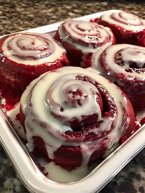 Red Velvet Cinnamon Rolls Recipe, Red Velvet Cinnamon Rolls, Easy Baking Recipes Desserts, Yummy Comfort Food, Sweet Snacks Recipes, Baked Dessert Recipes, Think Food, Delicious Snacks Recipes, Food Recepie