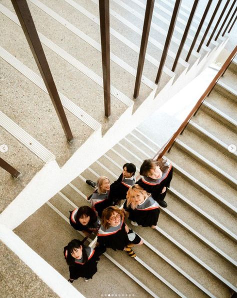 Graduation Pictures Architecture, Convo Shoot Idea, Graduation Concept Photo, Group Photoshoot Graduation, Graduation Pictures Photoshoot, Group Photos Graduation, Graduation Group Photo Ideas Friends, Graduation Photo Shoot Ideas College, Pre Graduation Photoshoot Ideas