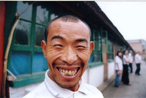 crazy chinese man Funny Asian Memes, Chinese Meme, Chinese Guy, Weird Haircuts, Funny Face Photo, Smiling People, Japanese Funny, Chinese Man, New Funny Videos