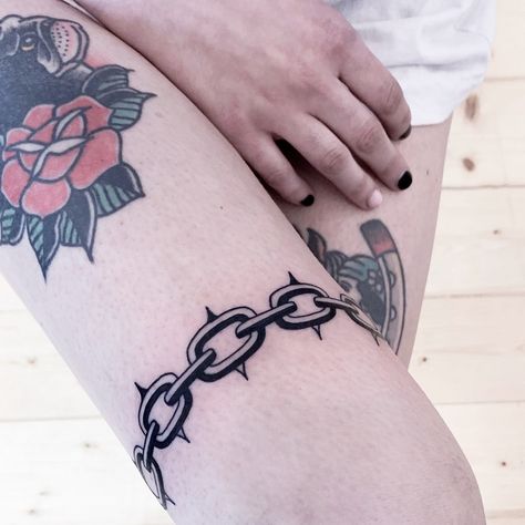 Spiked chain tattoo by Julim Rosa inked around the right thigh Bioshock Tattoo, Thigh Garter Tattoo, Thigh Band Tattoo, Related Tattoos, Garter Tattoo, Cuff Tattoo, Chain Tattoo, Arm Band Tattoo, Traditional Tattoo Art